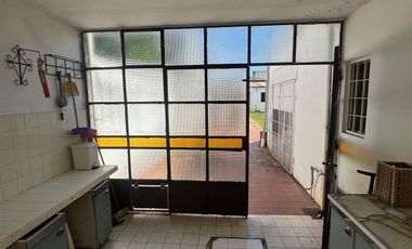 Casa con salida a dos calles, en buen estado y con muy buena superficie de terreno.-