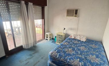 Casa con salida a dos calles, en buen estado y con muy buena superficie de terreno.-
