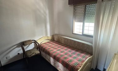 Casa con salida a dos calles, en buen estado y con muy buena superficie de terreno.-