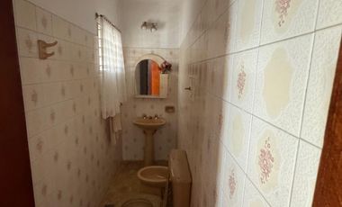 Casa con salida a dos calles, en buen estado y con muy buena superficie de terreno.-