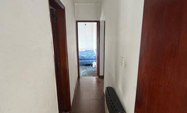 Casa con salida a dos calles, en buen estado y con muy buena superficie de terreno.-