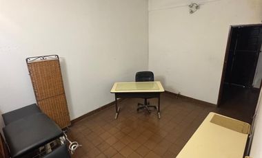 Casa con salida a dos calles, en buen estado y con muy buena superficie de terreno.-