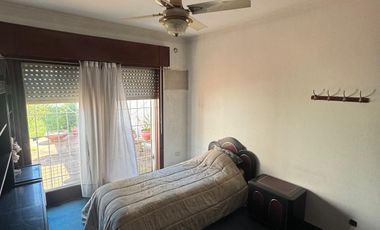 Casa con salida a dos calles, en buen estado y con muy buena superficie de terreno.-