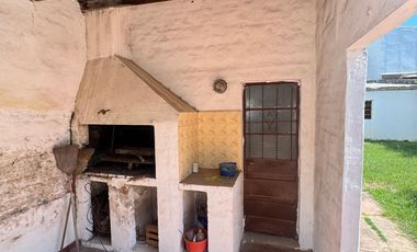 Casa con salida a dos calles, en buen estado y con muy buena superficie de terreno.-