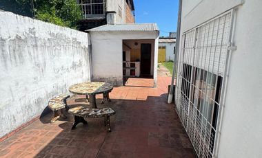Casa con salida a dos calles, en buen estado y con muy buena superficie de terreno.-