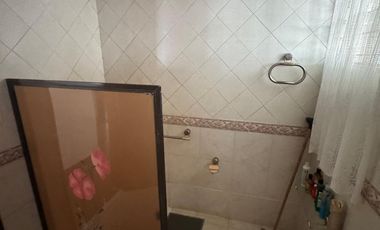 Casa con salida a dos calles, en buen estado y con muy buena superficie de terreno.-