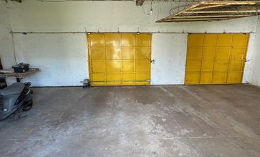 Casa con salida a dos calles, en buen estado y con muy buena superficie de terreno.-