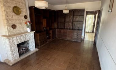 Casa con salida a dos calles, en buen estado y con muy buena superficie de terreno.-