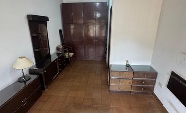 Casa con salida a dos calles, en buen estado y con muy buena superficie de terreno.-