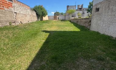 Casa con salida a dos calles, en buen estado y con muy buena superficie de terreno.-