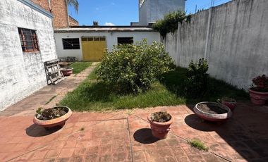 Casa con salida a dos calles, en buen estado y con muy buena superficie de terreno.-