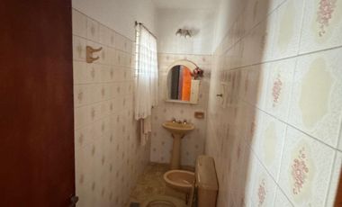 Casa con salida a dos calles, en buen estado y con muy buena superficie de terreno.-