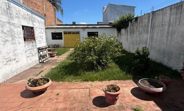 Casa con salida a dos calles, en buen estado y con muy buena superficie de terreno.-