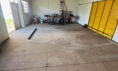 Casa con salida a dos calles, en buen estado y con muy buena superficie de terreno.-