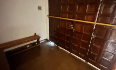 Casa con salida a dos calles, en buen estado y con muy buena superficie de terreno.-