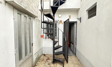 VENTA CASA 2 AMBIENTES PATIO TERRAZA FONDO VALENTIN ALSINA