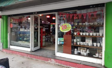 Local al frente en centro comercial de Banfield Este