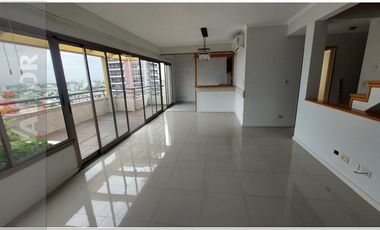 Departamento 4 ambientes con 2 cocheras en triplex con terraza y pileta propia