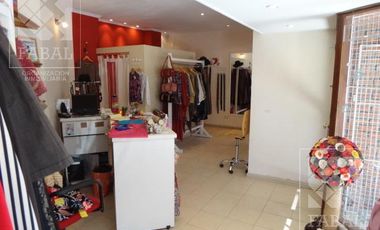 Local u oficina venta Centro, 36 m2 con cocina, baño y vidriera a la calle