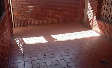 Venta-Casa 2 dormitorios cochera y patio en barrio Belgrano