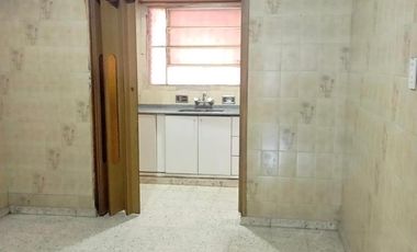 Venta-Casa 2 dormitorios cochera y patio en barrio Belgrano