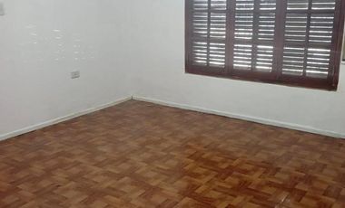 Venta-Casa 2 dormitorios cochera y patio en barrio Belgrano