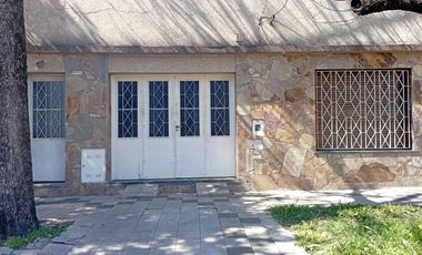 Venta-Casa 2 dormitorios cochera y patio en barrio Belgrano