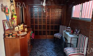 Venta de Chalet 3 ambientes en  Wilde con jardin, pileta y local (25219)