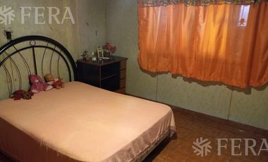 Venta de Chalet 3 ambientes en  Wilde con jardin, pileta y local (25219)