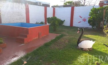 Venta de Chalet 3 ambientes en  Wilde con jardin, pileta y local (25219)