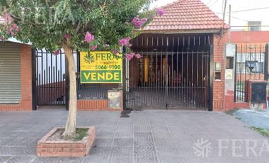 Venta de Chalet 3 ambientes en  Wilde con jardin, pileta y local (25219)