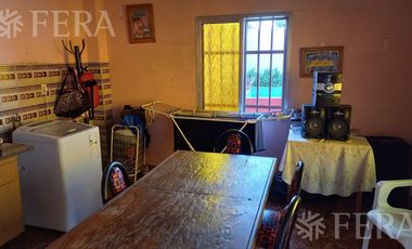 Venta de Chalet 3 ambientes en  Wilde con jardin, pileta y local (25219)