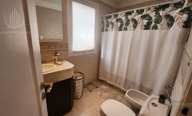 Casa de 5amb con ambientes amplios  en Solar del Bosque