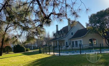 Casa de 5amb con ambientes amplios  en Solar del Bosque