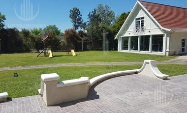 Casa de 5amb con ambientes amplios  en Solar del Bosque