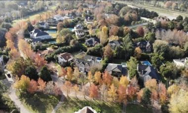 Casa de 5amb con ambientes amplios  en Solar del Bosque