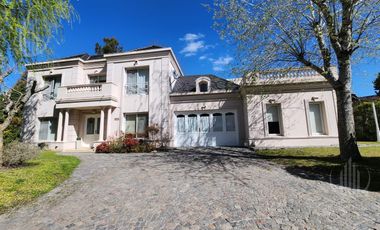 Casa de 5amb con ambientes amplios  en Solar del Bosque