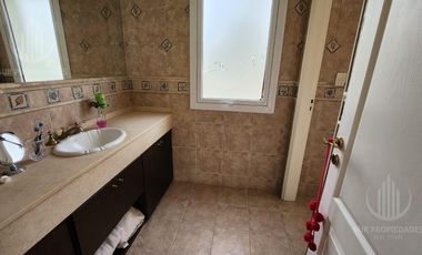 Casa de 5amb con ambientes amplios  en Solar del Bosque