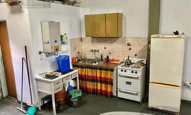 DEPOSITO CON DEPARTAMENTO EN PLANTA ALTA