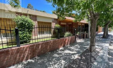 Casa venta Allen, 4 dormitorios, 3 baños, cochera, jardín con parrilla y estudio independiente
