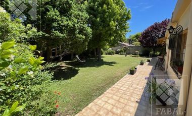 Casa venta Allen, 4 dormitorios, 3 baños, cochera, jardín con parrilla y estudio independiente