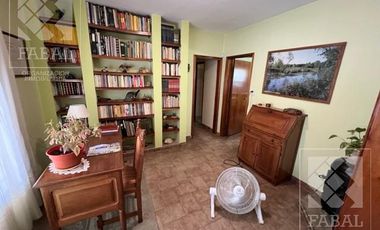 Casa venta Allen, 4 dormitorios, 3 baños, cochera, jardín con parrilla y estudio independiente