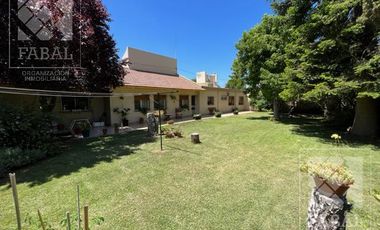 Casa venta Allen, 4 dormitorios, 3 baños, cochera, jardín con parrilla y estudio independiente