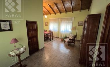 Casa venta Allen, 4 dormitorios, 3 baños, cochera, jardín con parrilla y estudio independiente