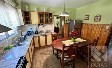 Casa venta Allen, 4 dormitorios, 3 baños, cochera, jardín con parrilla y estudio independiente