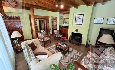 Casa venta Allen, 4 dormitorios, 3 baños, cochera, jardín con parrilla y estudio independiente