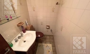 Casa venta Allen, 4 dormitorios, 3 baños, cochera, jardín con parrilla y estudio independiente