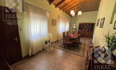 Casa venta Allen, 4 dormitorios, 3 baños, cochera, jardín con parrilla y estudio independiente