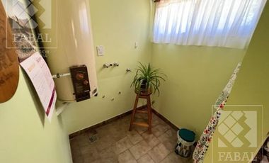 Casa venta Allen, 4 dormitorios, 3 baños, cochera, jardín con parrilla y estudio independiente