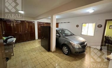 Casa venta Allen, 4 dormitorios, 3 baños, cochera, jardín con parrilla y estudio independiente